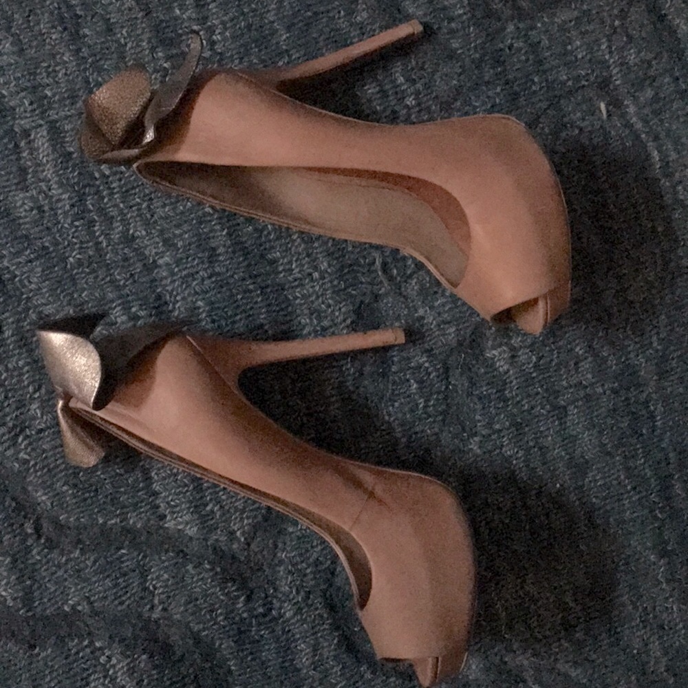 Size 39 Aldo nude leather peep toe pump w silv bow